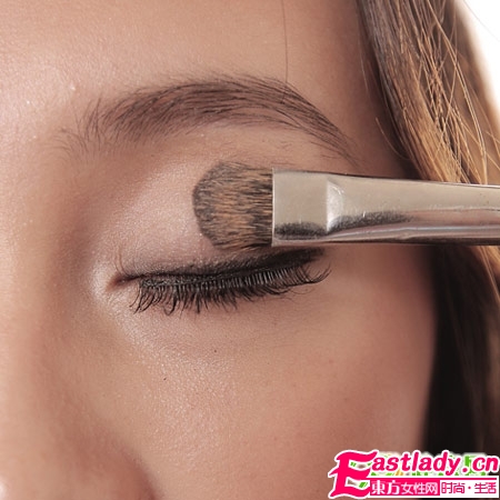 巧画烟熏妆 黑皮MM性感变身