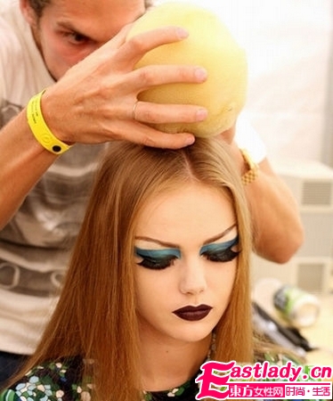 用贴的眼线 让T台妆容变简单