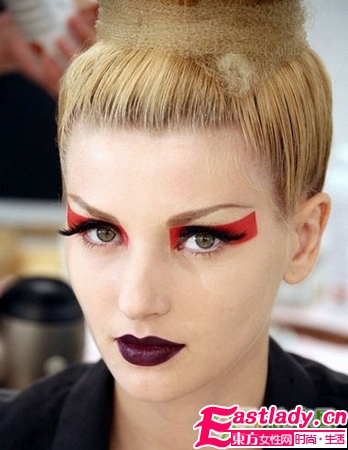 用贴的眼线 让T台妆容变简单