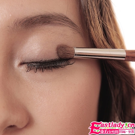 巧画烟熏妆 黑皮MM性感变身