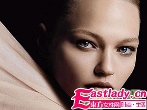 睫毛短少试试梳型睫毛膏吧