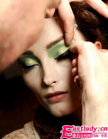 用贴的眼线 让T台妆容变简单