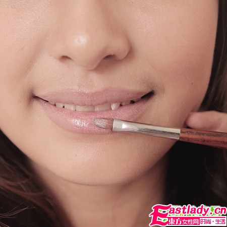 巧画烟熏妆 黑皮MM性感变身