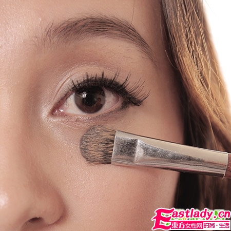 巧画烟熏妆 黑皮MM性感变身