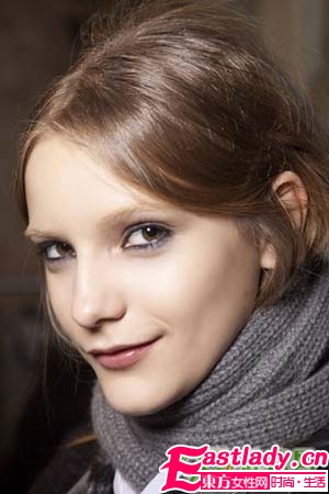 蓝色烟熏妆正流行