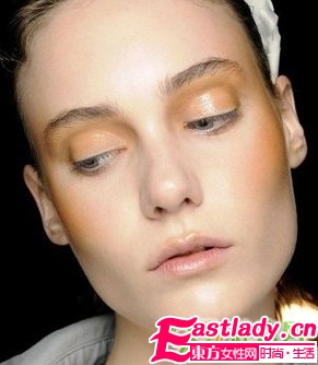 2011年夏季流行的烟熏眼妆