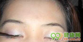 黄脸婆巧妙妆容变身美丽轻熟女