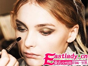 如何用三色金属打造迷人烟熏妆