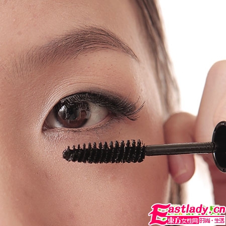 眼妆魔术 泡泡眼变电眼的过程