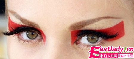 用贴的眼线 让T台妆容变简单