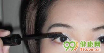 黄脸婆巧妙妆容变身美丽轻熟女