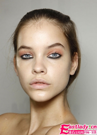 犀利女人妆 时装周下眼线走红