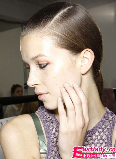 犀利女人妆 时装周下眼线走红