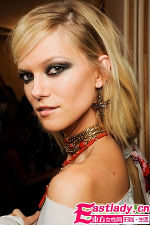 魅惑小烟熏的香槟色妆容