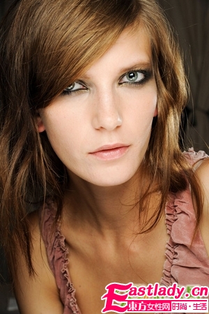 魅惑小烟熏的香槟色妆容