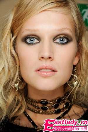 魅惑小烟熏的香槟色妆容