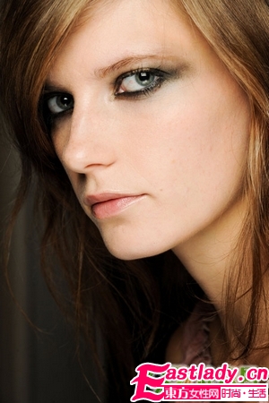 魅惑小烟熏的香槟色妆容