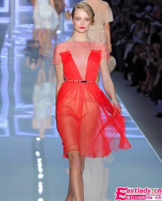 时装周上的烈焰红唇