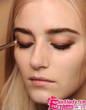 大地色彩妆掀起复古热潮