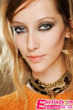 魅惑小烟熏的香槟色妆容