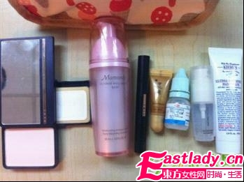网友爆韩国美女同事的化妆包