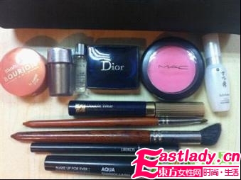 网友爆韩国美女同事的化妆包