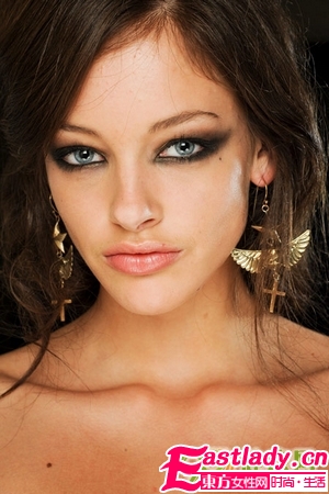 魅惑小烟熏的香槟色妆容