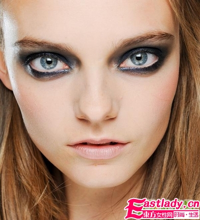 夜空蓝烟熏妆 来自梵高画作的灵感