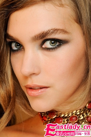 魅惑小烟熏的香槟色妆容