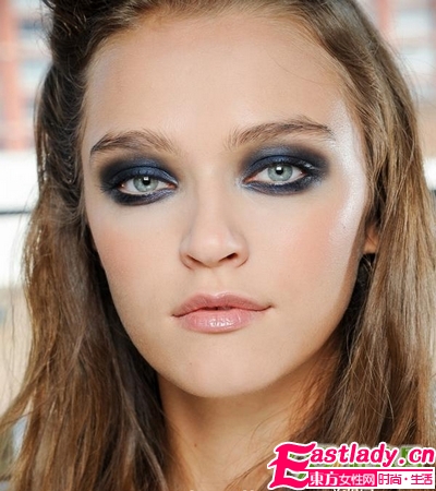 夜空蓝烟熏妆 来自梵高画作的灵感