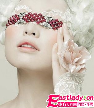 用梦幻白色打造纯净妆容