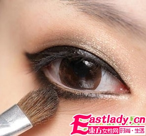 深邃媚眼 烟熏妆打造步骤图解