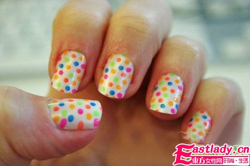 复古波点美甲图案