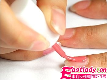 涂抹指甲油的6个小技巧