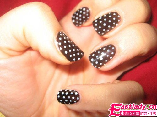 复古波点美甲图案
