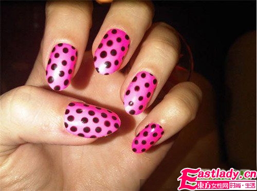 复古波点美甲图案