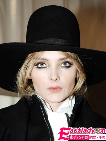 2011秋冬T台最热金色妆容