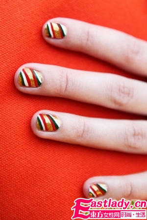 DIY红绿金三色圣诞条纹美甲