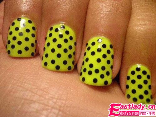 复古波点美甲图案