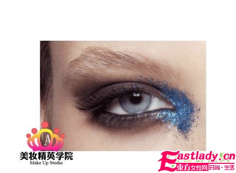 蓝色妆容大解密 做个迷人 蓝精灵