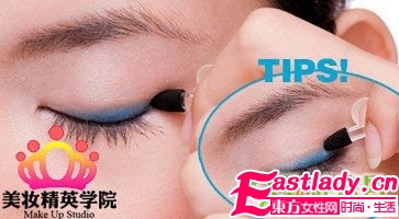 蓝色妆容大解密 做个迷人 蓝精灵