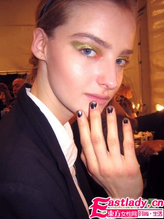 2011秋冬T台最热金色妆容