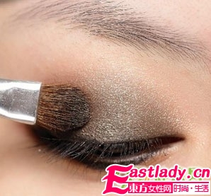 深邃媚眼 烟熏妆打造步骤图解