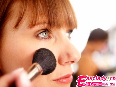 涂腮红的技巧 刷具很重要
