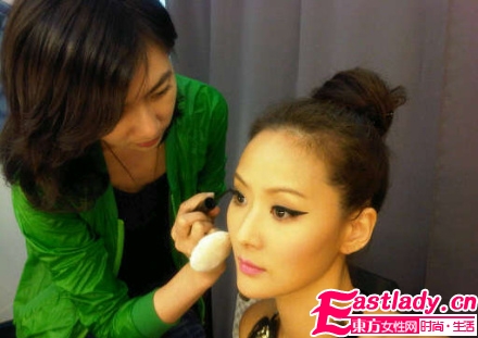 美妆达人吴佩慈装扮台揭秘 女星化装容貌绰约多姿