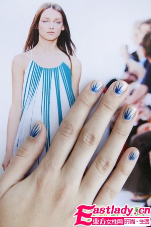 超简单DIY蓝色小草美甲