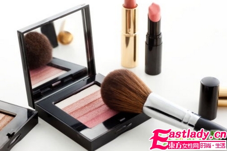 涂腮红的技巧 刷具很重要