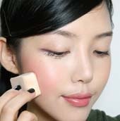 用口红画出自然好看腮红