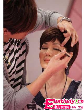 神奇彩妆要点 让大妈变混血美女
