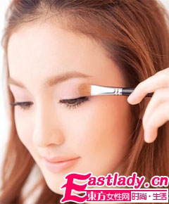 如何画漂亮眼妆装靓情人节